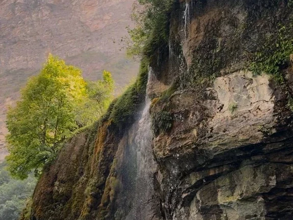 Плачущие скалы