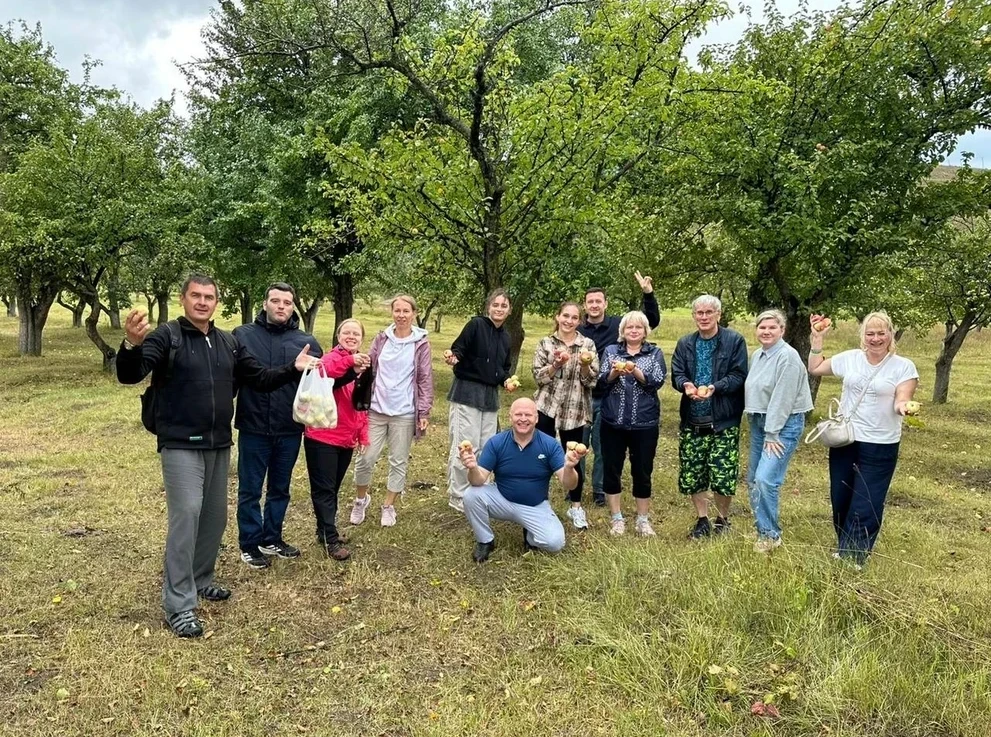Туристическая группа. Фруктовый сад