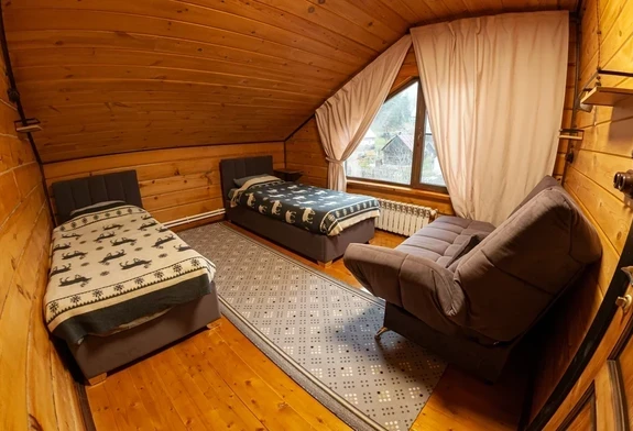 Две кровати и дивана